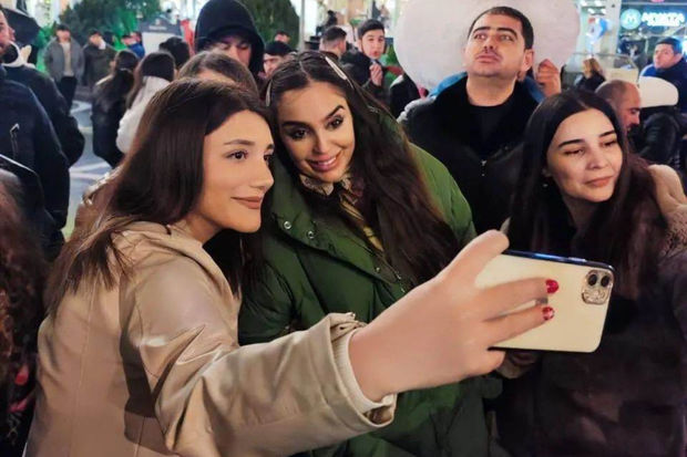 Leyla Əliyeva paytaxt sakinləri ilə görüşüb